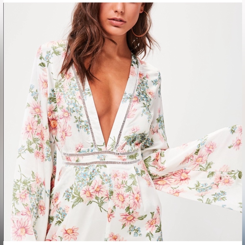 NWT misguided bell sleeve ivory and pink‎ floral satin jumpsuit size 0